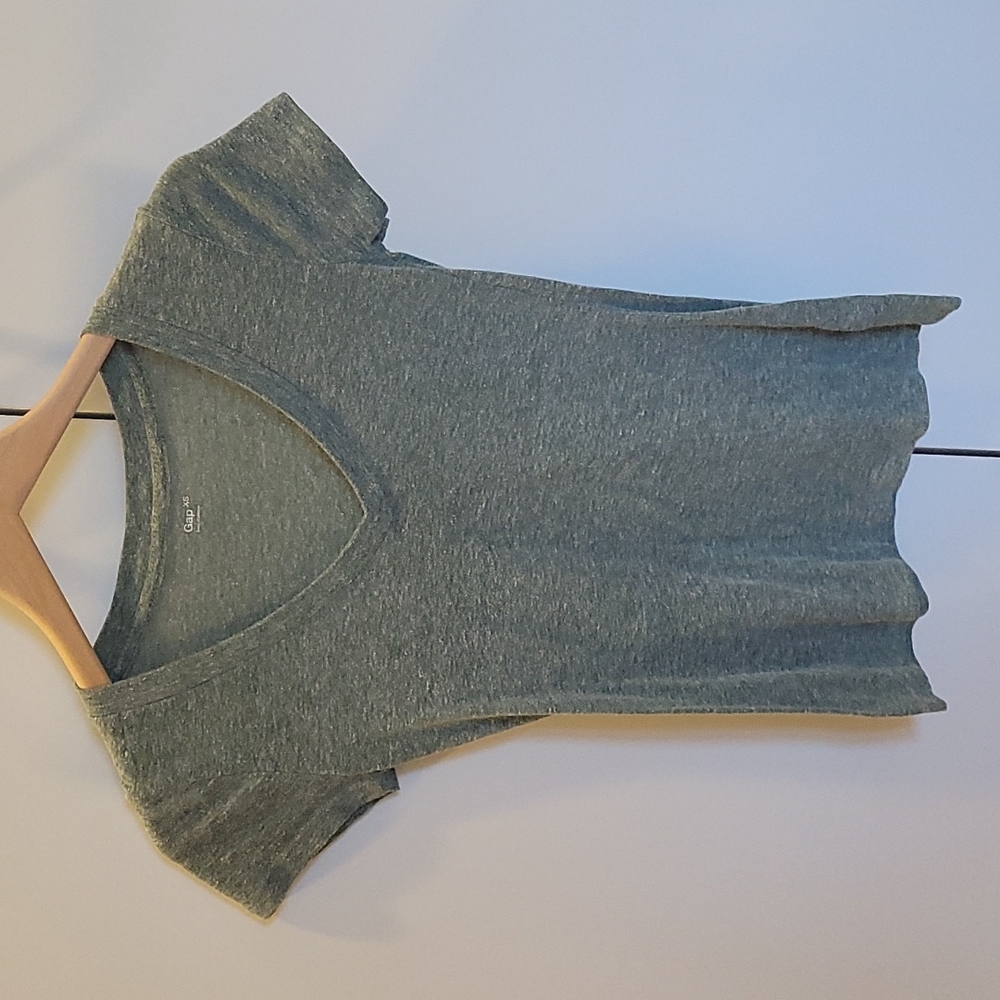 Gap v neck tshirt  xs